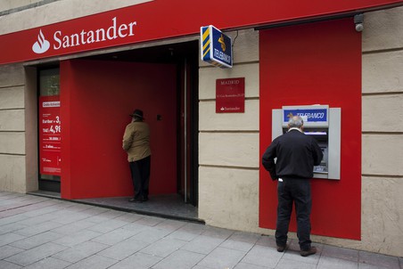 Moody's понизило рейтинг 16 испанских банков, в том числе Santander